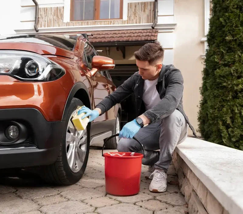 Lavage auto à domicile Tricot : professionnel intervenant sur un véhicule